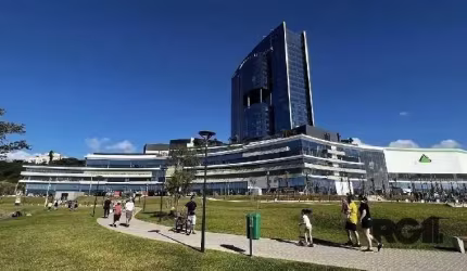 Apresentamos a você uma rara chance de estabelecer o seu negócio em uma sala comercial de 32,78m², com uma vista deslumbrante e exclusiva para o majestoso Guaíba. Esta é a sua oportunidade de se desta
