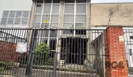DOIS IMÓVEIS NA BUARQUE DE MACEDO, 528 e 534, a saber:&lt;BR&gt;&lt;BR&gt;a) 528 - PRÉDIO  comercial, 280 m2, 3 pavimentos, amplo terraço E pátio (estruturado para ampliar mais um pavimento) desocupad
