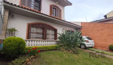 Impecável residência  com 4 dormitórios muito bem distribuídos na seguinte  disposição  no  primeiro  pavimento  contamos  com amplo living , com um dormitório térreo , um banheiro social , uma cozinh