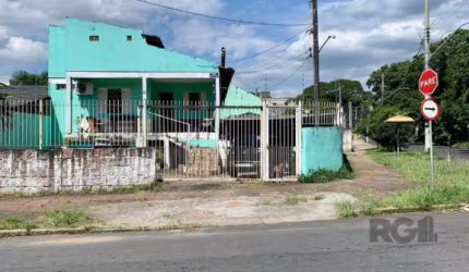 Casa ampla, em terreno de esquina, medindo 12x28mts., com 3 dormitórios, sendo 1 suíte, living 2 ambientes, cozinha americana , área de serviço, 2 canis, piscina, parte inferior possui equipamentos de