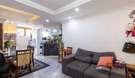 Linda casa em condomínio,  composta por 3 dormitórios, sendo 1 suíte com closet e sacada, cozinha planejada com passa pratos para área de serviço onde fica a churrasqueira, área de serviço toda envidr