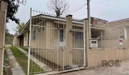 Ótima casa no bairro Vila Nova com 3 dormitórios, living 2 ambientes, cozinha , 2 banheiros. &lt;BR&gt;Terreno de 1227, 00 m².