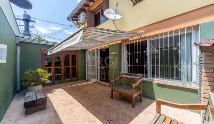 Excelente casa em condomínio fechado com cerca de 159,46m² privativos, com 3 dormitórios, sendo duas suítes. Você pode contar também com um amplo living com lareira e que integra a sala de estar à sal