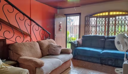 Casa à venda na Tristeza, Porto Alegre. Casa com área privativa de 198m² e área total de 270m². Possui  suítes e está em bom estado de conservação. Localizada em frente, proporcionando uma excelente v