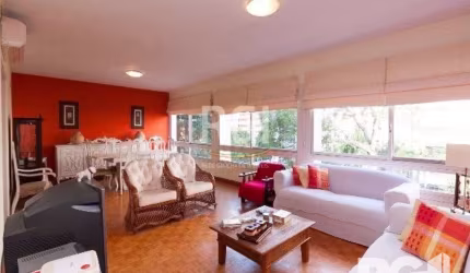 Apartamento 3 dormitórios no Moinhos de Ventos em Porto Alegre. &lt;BR&gt;&lt;BR&gt; Clássico apartamento a uma quadra do Parcão.&lt;BR&gt;&lt;BR&gt; Apartamento de 3 dormitórios + gabinete, sendo 2 s