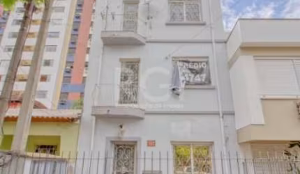 Ótima oportunidade de investimento! Prédio com 98.87m² de área privativa e total,, localizado em uma área plana. O condomínio é fechado e o estado de conservação do edifício é regular. O imóvel tem 3 