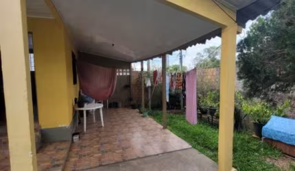vendo terreno com duas casas. sendo 3 quartos 2 banheiros social. cozinha, área de serviço. lugar ótimo para moradia, churrasqueira,  garagem coberta, quintal,  Aceita avaliar oferta de dação, como pa