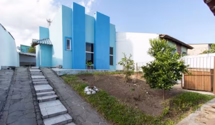 Ótima oportunidade de adquirir uma casa térrea, espaçosa e bem localizada no bairro Cavalhada, Porto Alegre.&lt;BR&gt; Com três dormitórios, sendo uma suíte, uma peça ampla que pode ser o quarto dormi