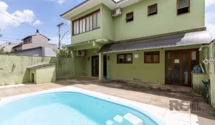 Sobrado de esquina com 3 dormitórios, no Jardins do Prado bairro Hípica, suíte master  com closet e escritorio, Casa com lareira, piscina e outras comodidades.&lt;BR&gt; Uma uma ótima opção para quem 