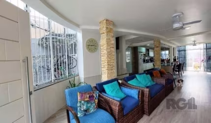 Sobrado no bairro Cristal, zona sul de Porto Alegre, RS.&lt;BR&gt;&lt;BR&gt;São 3 dormitórios, sendo 1 suíte com closet, amplíssima sala com cozinha americana integrada, lavabo, pátio com churrasqueir