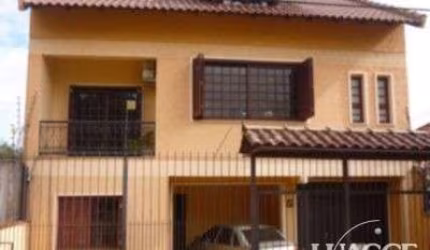 Ótima casa com 4 dormitórios, sendo uma suíte com hidro, gabinete, hall, copa cozinha, despensa, 2 depósiots, sala íntima, living 3 ambientes com lareira na parte superior, sacada em um dos dormitório