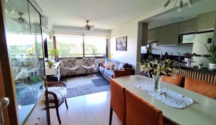 O APARTAMENTO&lt;BR&gt;&lt;BR&gt;Amplo com 61.14 m² bem distribuído e finamente mobiliado, dormitórios sendo 1 suíte, living para 3 ambientes jantar, bancada da churrasqueira e estar, cozinha american