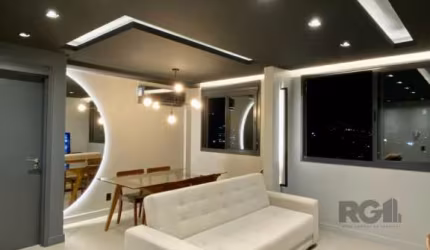 Apartamento seminovo no bairro Azenha/Menino Deus, em Porto Alegre. Andar alto. Pronto pra morar.      &lt;BR&gt;   &lt;BR&gt;Com 02 dormitórios, sendo 1 suíte. O segundo dormitório transformado em um