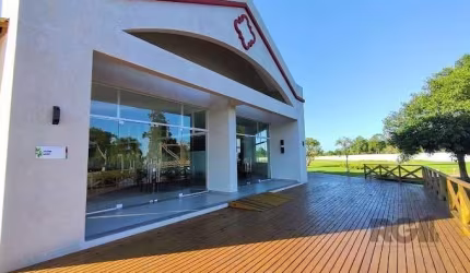 Descubra esta charmosa casa em condomínio localizada na Rua Manoel Quadros, 381, no bairro Arroio Teixeira, em Capão da Canoa. Com uma área privativa de 165 m², esta propriedade oferece um espaço idea