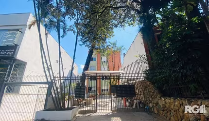 Apartamento de 2 dormitórios, Semi mobiliado,  (toda mobília fixa, eletros da cozinha..., split).  Fica quase em frente ao clube Leopoldina. Ótima localização. Prédio tem duas portas: doutor Timóteo 6