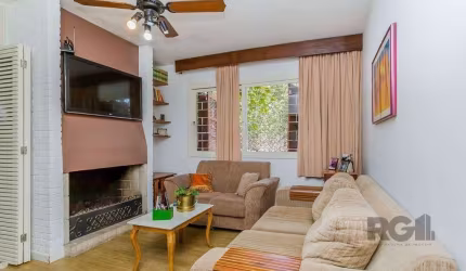 Ótima casa de 172m² privativos no bairro Teresópolis! Conta com sala de estar com lareira, sala de jantar, gabinete, 3 dormitórios, 2 banheiros, cozinha espaçosa, despensa, amplo pátio com piscina, ár