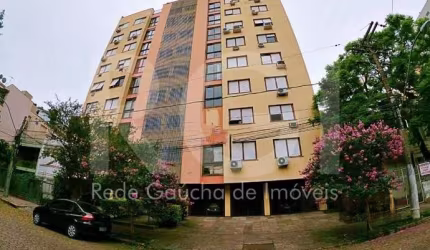 Vende Apartamento de cobertura duplex de 2 dormitórios com garagem escriturada e semi-mobiliado, no bairro Cidade Baixa.&lt;BR&gt;Primeiro piso - hall de entrada, lavabo, living com janelão e em porce