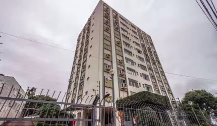 Ótimo e amplo apartamento no bairro Medianeira, de frente, com 3 dormitórios e vaga. Possui living amplo para 2 ambientes, 3 dormitórios sendo 1 suíte, banheiro social, cozinha espaçosa, área de servi