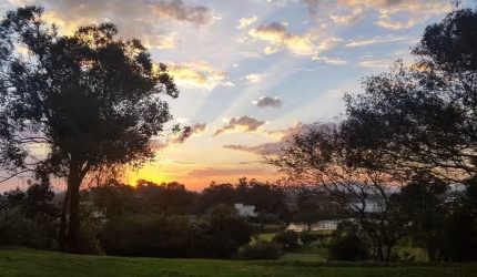 Esta será a vista do pôr do sol de sua varanda!! Excelente terreno , situado no ponto alto do condomínio Terra Ville. Vista deslumbrante para o campo de golfe, e para o Guaíba! Venha construir a casa 