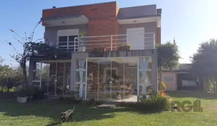 Belíssimo sítio de Lazer/Moradia na Zona Sul, COM HABITE-SE. Terreno de 1000m2 com Sobrado 170m2 arquitetura moderna e ótimo padrão de acabamento. Pavimento superior com 3 dormitórios, sendo 1 suíte c