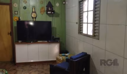 ? Oportunidade Imperdível!&lt;BR&gt;&lt;BR&gt;Encontre seu novo lar nesta residência aconchegante com 3 dormitórios, sala espaçosa, cozinha equipada com churrasqueira, e um pátio incrível para aprovei