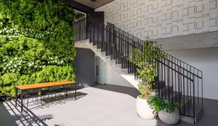 Studio mobiliado no Bairro Menino Deus. Ideal para investimento. Condomínio com permissão para locação short stay e presença da administradora Charlie. É um edifício autoral, com qualidade e alma em c