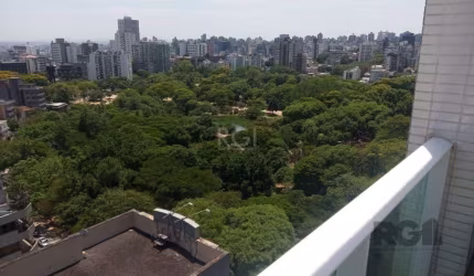 Vende studio locado no bairro Moinhos de Vento , mobiliado e equipado com eletrodomésticos e enxoval, andar alto com vista, iluminação e posição solar excelente. 01 vaga de garagem rotativa e coberta.