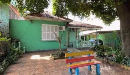 Residência térrea para utilidade mista (residencial/comercial) com 92 m² em terreno de 480 m² com 3 dormitórios, sala de estar, sala de jantar, banheiro social, cozinha, área fechada com mais um banhe