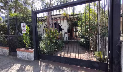 Em excelente localização, casa térrea de alvenaria, em terreno com 12 X 33, de frente para a Avenida Aparício Borges, com 3 dormitórios 2 salas, 1 amplo banheiro na casa principal, cozinha e edicula c