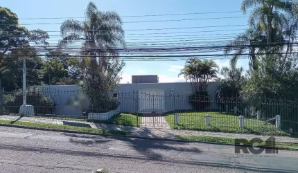 Descubra o conforto desta espetacular residência! Desfrute de uma vista deslumbrante para o rio em seus 3 dormitórios, incluindo suíte com hidromassagem e closet. O ambiente acolhedor do living, com l