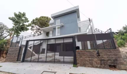 Localizada na Vila Conceição, na zona sul de Porto Alegre, esta residência é uma excelente opção para quem procura qualidade de vida  e conforto.&lt;BR&gt;&lt;BR&gt;A casa apresenta uma arquitetura mo