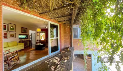 Casa para quem gosta de sossego,  natureza e vista privilegiada!&lt;BR&gt;Terreno de 534 m2, casa com 193 m2 com dois quartos, garagem coberta para um carro, um banheiro com ofurô (possibilidade de tr