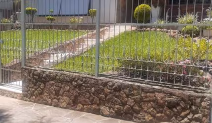 Casa 3 dormitórios  suite,frente ao clube lindóia, lavabo, gabinete, living, sala de jantar, cozinha, salão com 90 metros, contém mais uma cozinha, churrasqueira, lavanderia, sala de jogos,mezanino. G