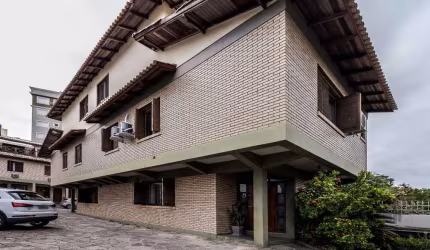 Casa em condomínio com 3 dormitórios, sendo 1 suíte, 3 banheiros, churrasqueira, sacada, terraço e vista panorâmica. Excelente estado de conservação, com gás central e água quente. Ótima localização n