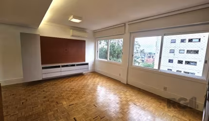 Ótimo e amplo apartamento no Condomínio Maison Du Soleil, no bairro Auxiliadora, andar alto, fundos, desocupado, mobiliado, com 149m² privativos, de 3 dormitórios e 2 vagas. Possui hall de entrada, li
