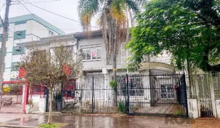 CASA COM FINALIADE MIXTA, RESIDENCIAL OU COMERCIAL, ZONA NOBRE, FUNDOS ZAFFARI G VARGAS, DOIS PAVIMENTOS,  IDEAL PARA CLÍNICA FACE PROXIMIDADES HOSPITAL MÃE DE DEUS. ENTRE AVENIDA GANZO E BASTIAN, A U