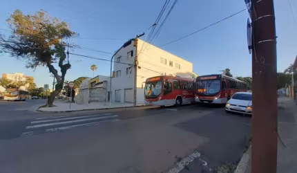 PRÉDIO reformado! Misto envolvendo 04 lojas e 04 apartamentos, na esquina da Av. Niterói com Gomes Carneiro. Com vários meios de  transporte em frente.