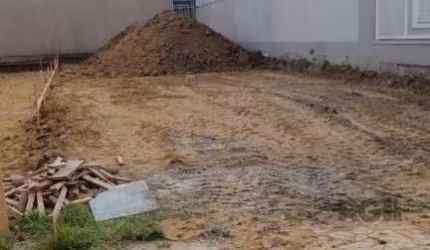 Oportunidade imperdível! Terreno com área de 151,69 m², localizado no prestigiado condomínio Jardins do Prado, no bairro Hípica, em Porto Alegre. Este terreno plano oferece a você a chance de construi