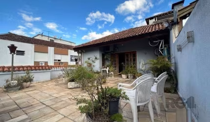 Vende-se ampla cobertura  com vista, 3 dormitórios com suíte, living em dois ambientes amplo, banho social, copa e cozinha, área de serviço separada, banheiro auxiliar.&lt;BR&gt;No 2º andar possui sal