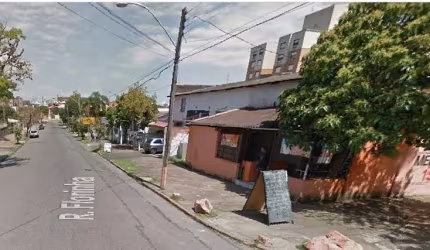 TERRENO  de esquina (Dona Zulmira com Florinha), plano, medidindo 725,67 m², possui um pavilhão de 200m² antigo e uma casa mista.&lt;BR&gt;Excelente ponto comercial  no bairro  localizado entre as Ave