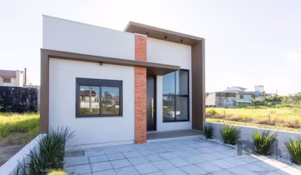 Linda casa térrea com 99m² privativos, sendo 3 dormitórios com 1 suíte, pé direto alto, living integrado com churrasqueira, cozinha e área de serviço, vaga para 2 carros.&lt;BR&gt;Design moderno com f