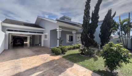 Descubra esta espaçosa casa à venda na Rua Peri, no centro de Capão da Canoa. Com 350 m² de área privativa e 540 m² de área total, este imóvel oferece um amplo espaço para sua família. A casa possui 5