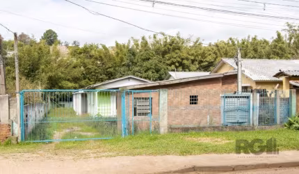 Ótima oportunidade para investimento!&lt;BR&gt;Terreno amplo com 3 casas, sendo: &lt;BR&gt;2 de Alvenaria contendo 2 Dormitórios, Sala, Cozinha, 1Banheiro e Lavanderia em &lt;BR&gt;cada;&lt;BR&gt;1 de