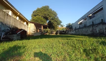 Excelente terreno bem localizado com pequena casa em alvenaria. Excelente locação na Avenida Nonoai. Medindo 12x47,50m.