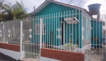 excelente casa térrea , hall , living 02 ambientes ,cozinha , banheiro social, dois dormitórios , amplo pátio , nos fundos garagem e salão de festas , churrasqueira , banheiro auxiliar, lavanderia .