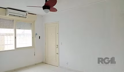 Ótimo apartamento dois dormitórios, living para dois ambientes(espera para lareira) fica split, cozinha planejada e americana, banheiro com box de vidro, área de serviço, saída para churrasqueira(só i