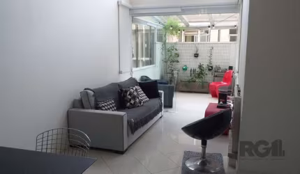 Aproveite a oportunidade de adquirir um incrível loft ou 2 dormitórios na Rua Vicente da Fontoura, no coração do bairro Rio Branco. Este sofisticado imóvel conta com 63,63 m² de área privativa, ideal 