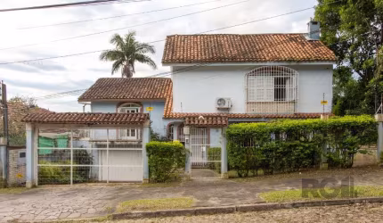 Casa no bairro Cristal, Possui 4 dormitórios, sendo 1suíte, closet e banheira de hidromassagem, com possibilidade de um podendo 1 dormitórios extra.&lt;BR&gt;Living para três ambientes com lareira, ja