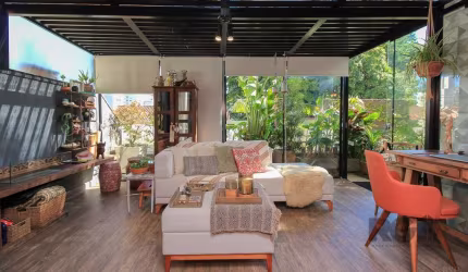 Raridade em Porto Alegre. Apartamento garden com muito sol, luminosidade e verde em sua volta. Living dois ambientes, área aberta com paisagismo, espaço de leitura na varanda, cozinha americana área d