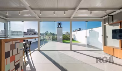 Linda cobertura decorada, com 196m² privativos,  3 dormitórios, sendo 1 suíte, hall de entrada, living dois ambientes com sacada integrada, churrasqueira, lareira, banheiro social, cozinha americana e